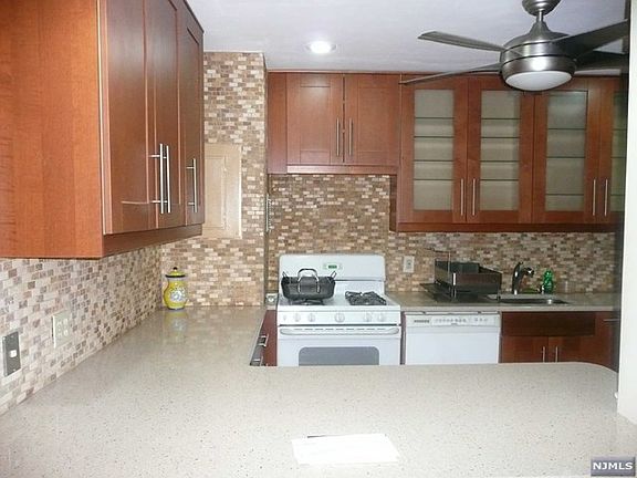 5th image of 2352 Linwood Ave APT 4E
