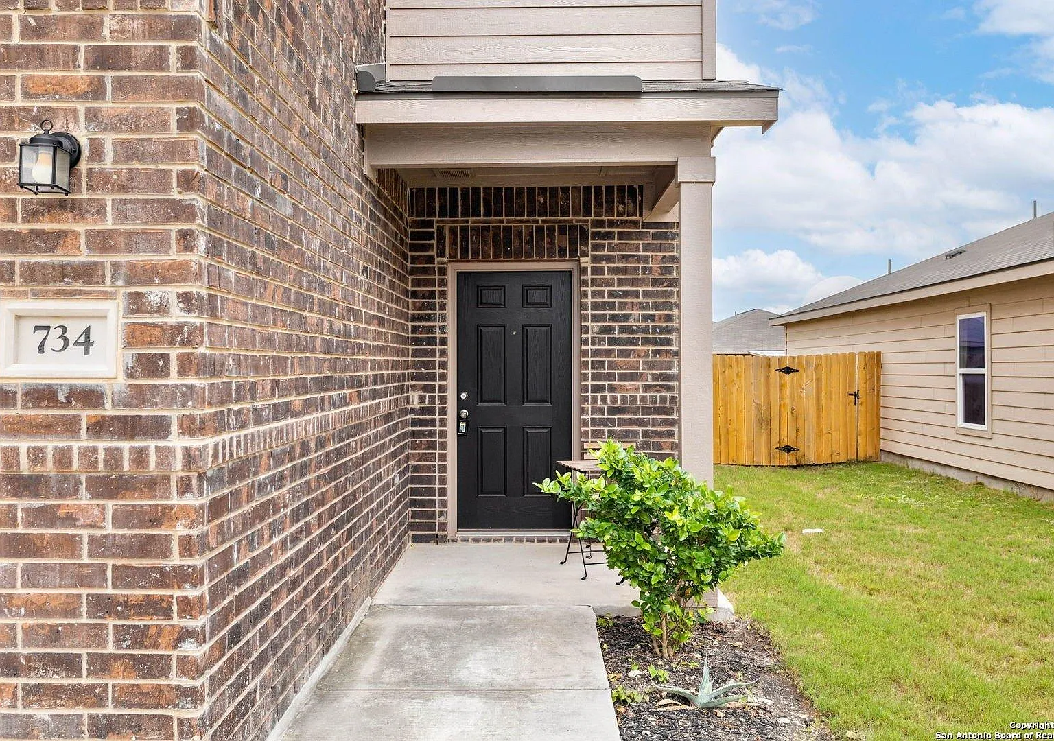 3 bed, 2.5 bath, 1920 sqft, $1,899 — Photo 2