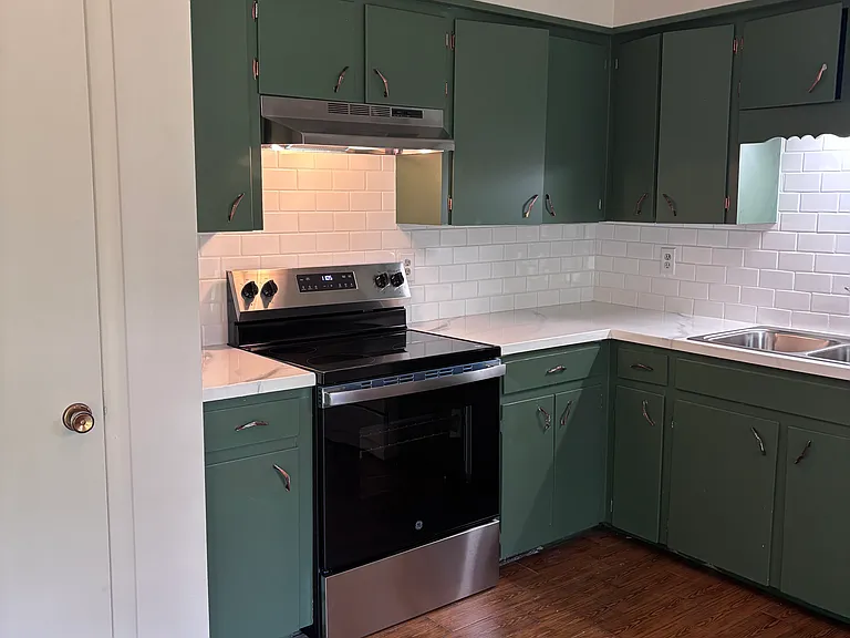 2405 Broadview Ave — Photo 4