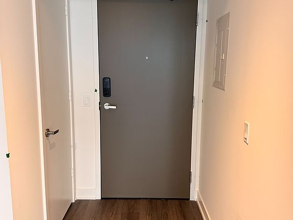 4th image of 448 Burnhamthorpe Rd W #3907