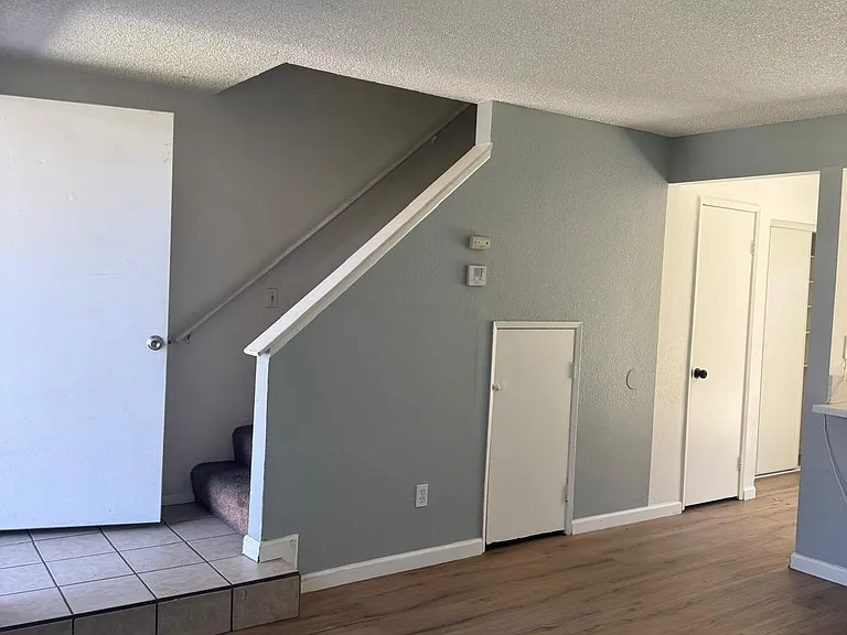 341 S Maple Ave — Photo 5