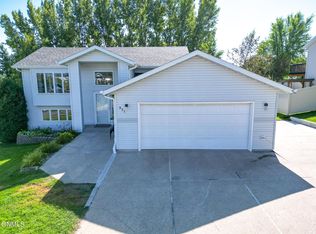 931 Breton Dr, Bismarck, ND 58503