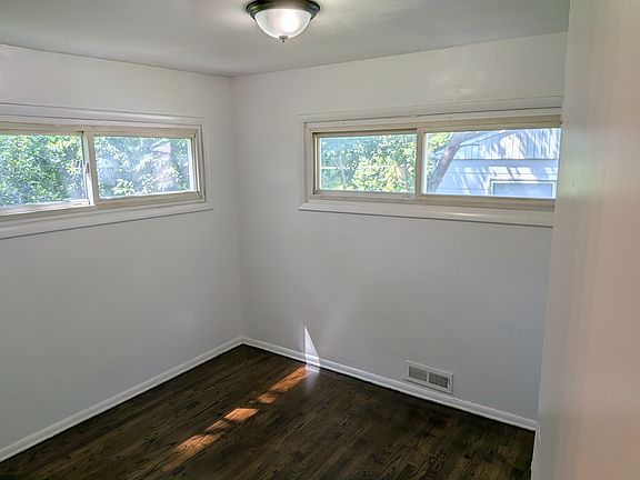 5th image of 10810 Cambridge Ave