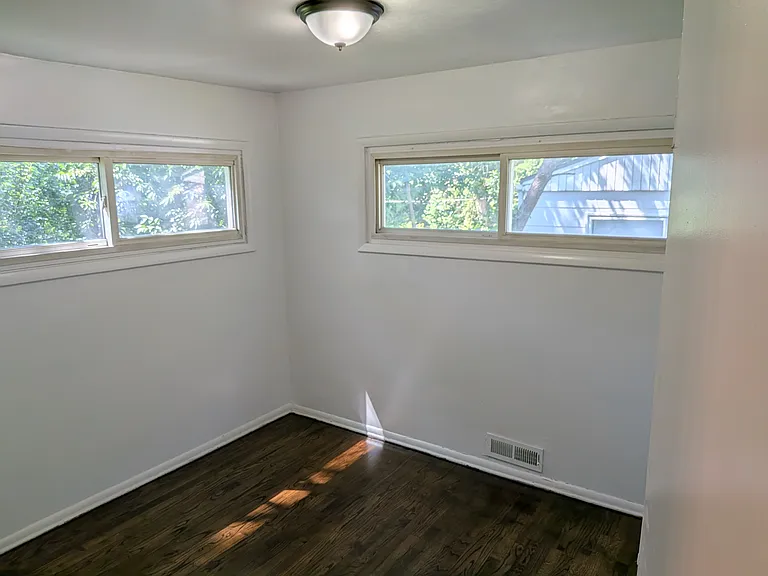 10810 Cambridge Ave — Photo 5