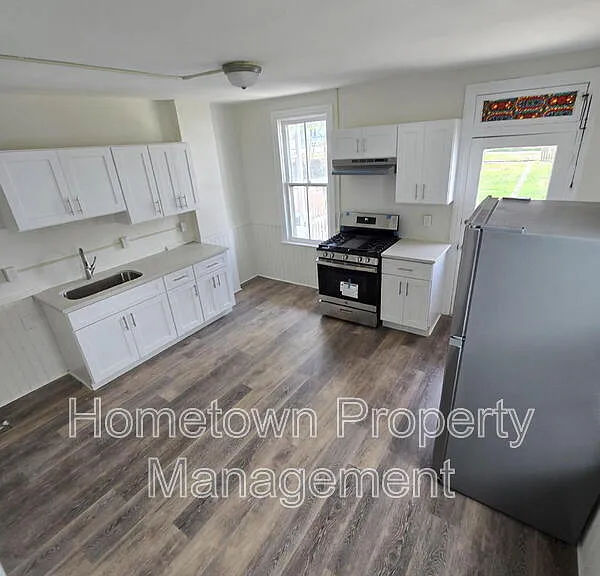 548 Nelson St — Photo 6