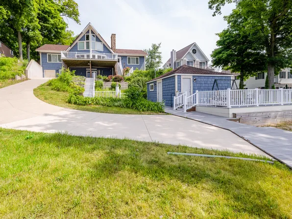 8352 Lake Ave, Watervliet, MI 49098