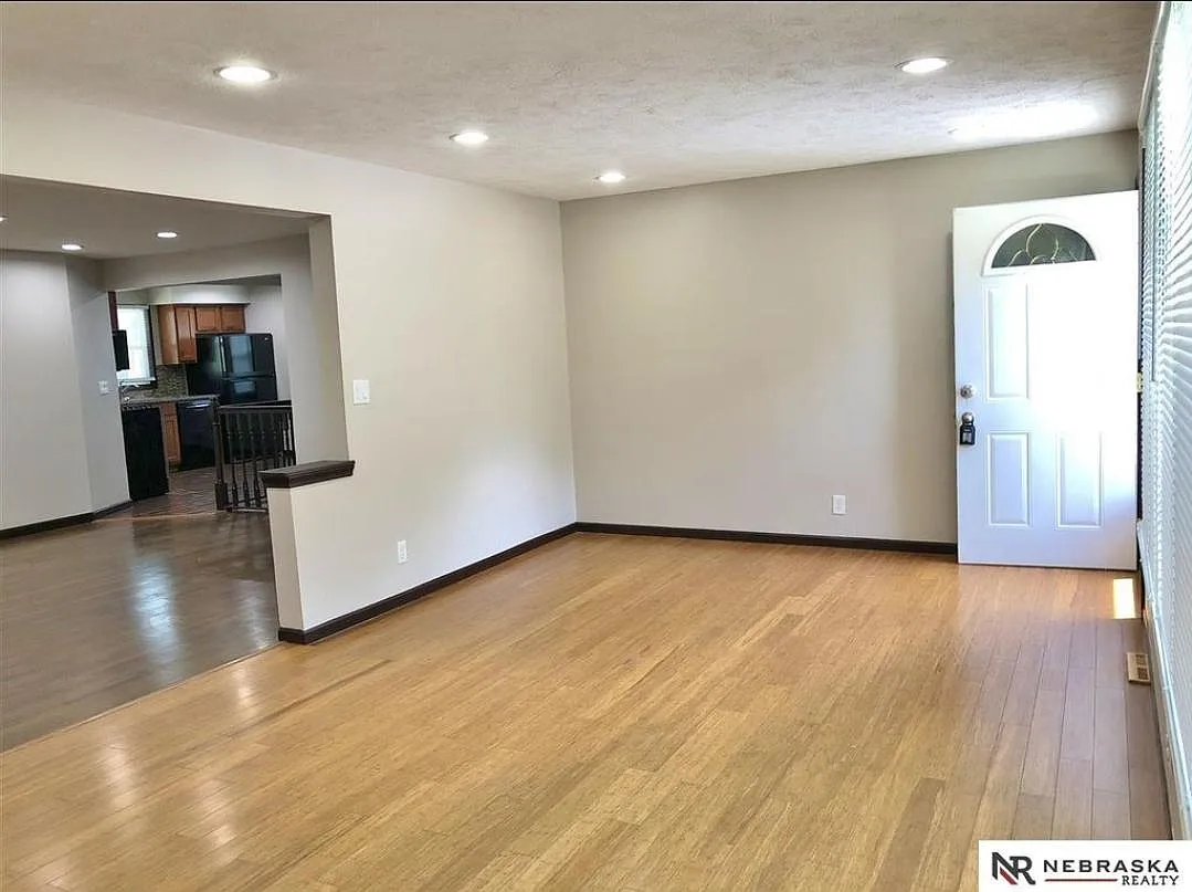 6 bed, 2329 sqft, $3,000 — Photo 2