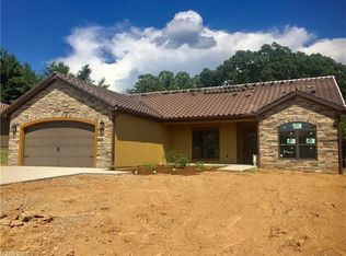 42 Ocaso Dr, Asheville, NC 28806