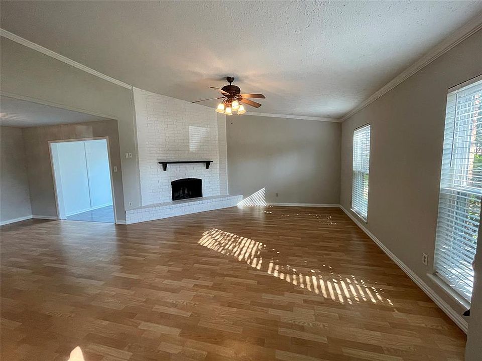 1st image of 300 Willow Springs Dr