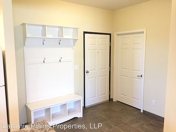 3rd image of 919 E Gibbon St #305