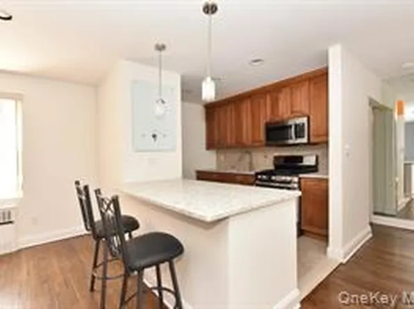 30 Stoner Avenue #2R, Great Neck, NY 11021
