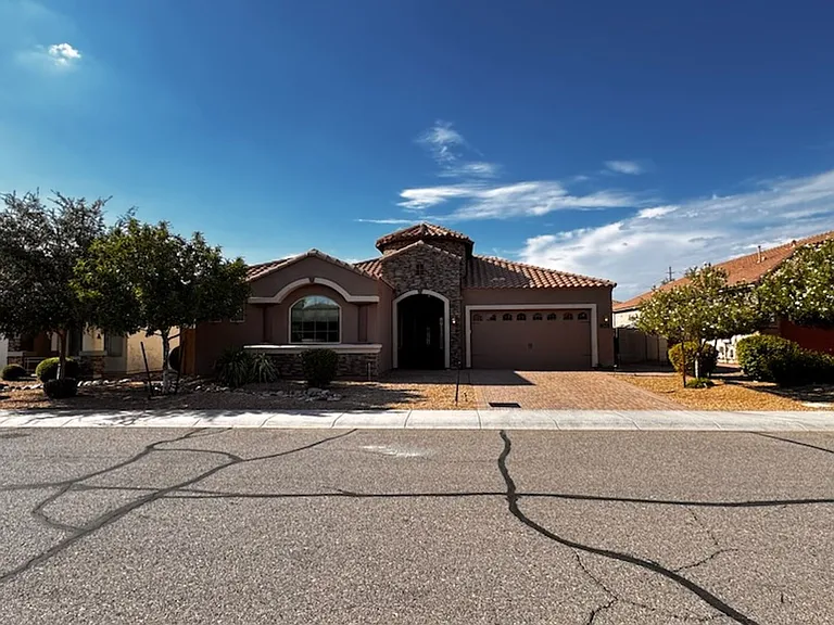 268 E Powell Way — Photo 2
