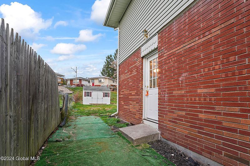 4th image of 79 Wellington Avenue