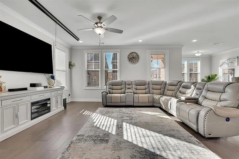 4 bed, 3.0 bath, 2502 sqft, $3,500 — Photo 3