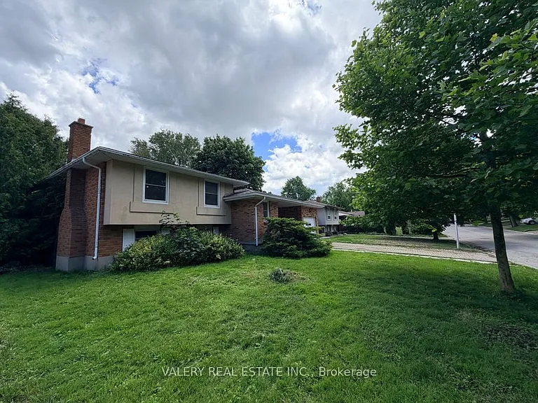 63 Paperbirch Cres #B — Photo 2