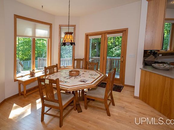 5th image of 205 Huron Woods Dr