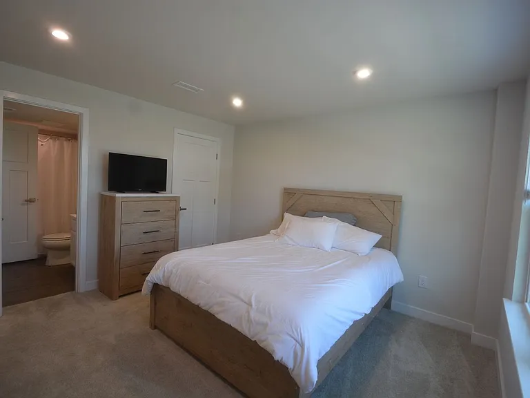 323 E Cochran St — Photo 25