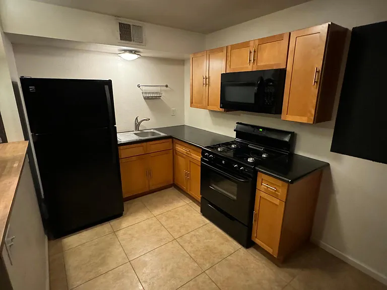 426 W Howe St #426 — Photo 3