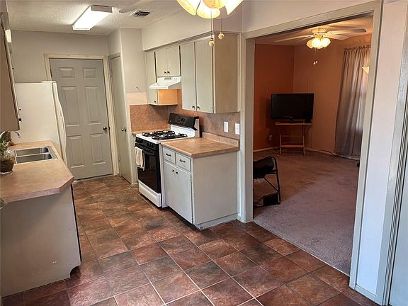 5th image of 4910 Manchester Cir