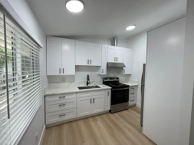 2330 N Grand Ave #18 — Photo 8