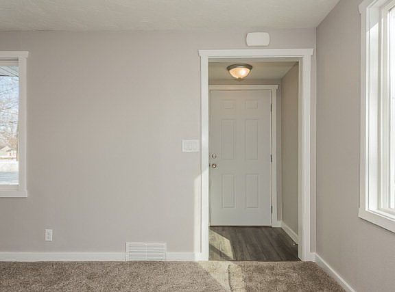 4th image of 1475 SE Bonneville Dr