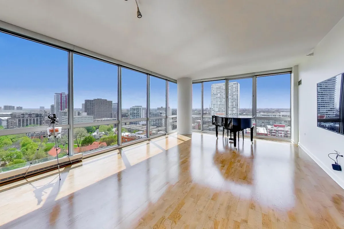 Building Photo - 1629 S Prairie Ave #1806