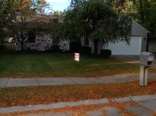 2477 Maplecrest Rd, Sterling Heights, MI 48310