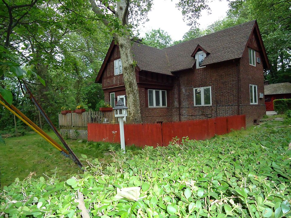 1st image of 390 Haws Ln