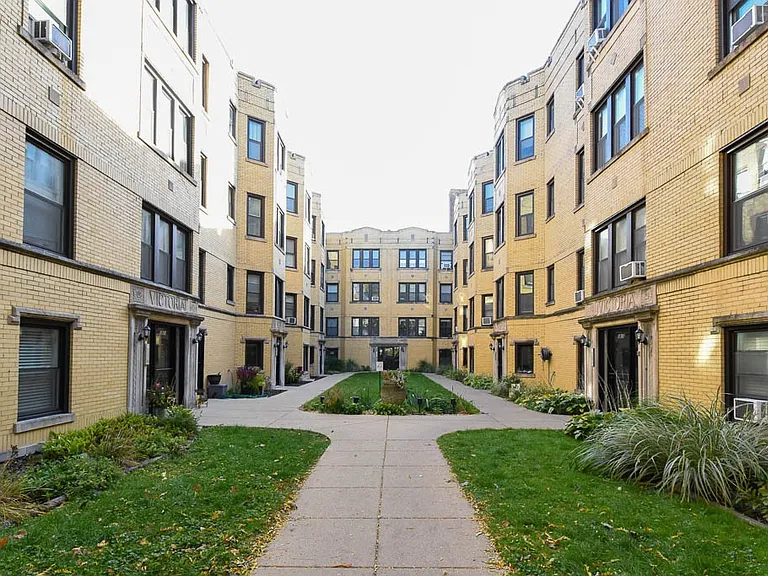 3821 N Greenview Ave #W3 — Photo 2