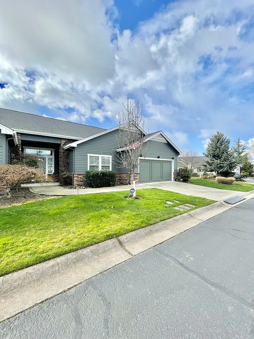 2 Bedroom-2 Bath single Family Home in Gate Community-Eagle Point Golf Course-Eagle Point, Oregon — Photo 2