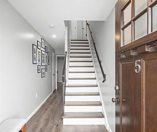 5th image of 472 Macarthur Avenue #5