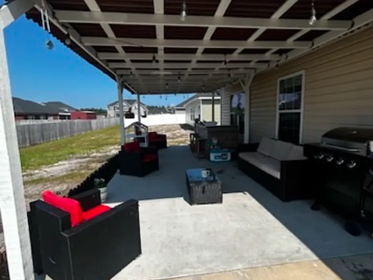 686 Burke Dr — Photo 2