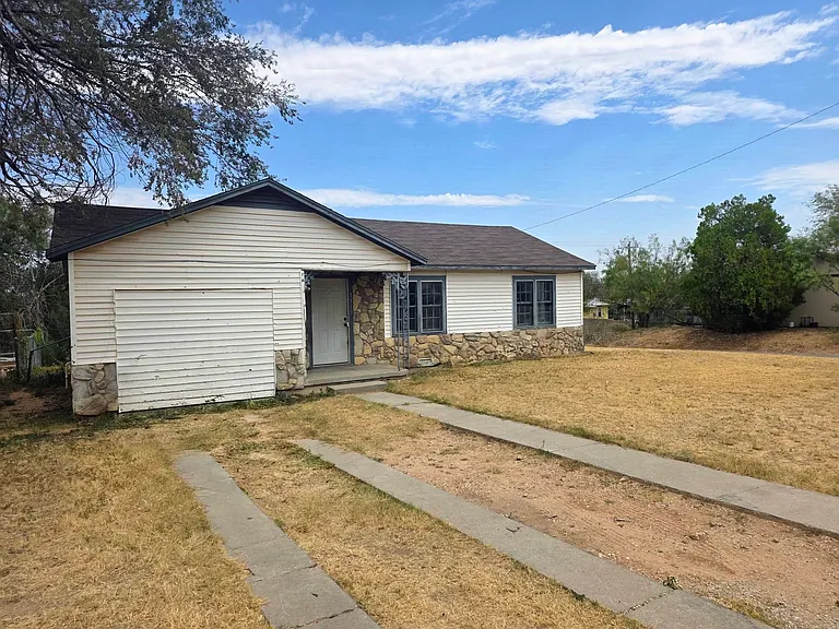 1319 Sycamore St — Photo 3