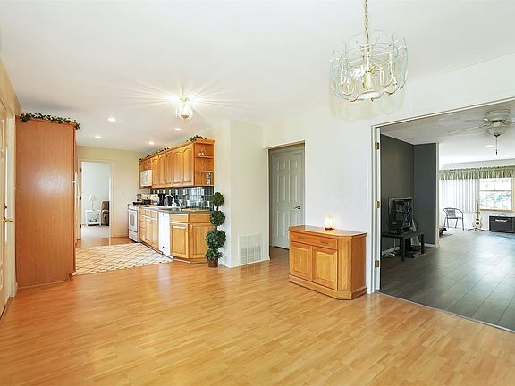 2nd image of 122 Lindbergh St