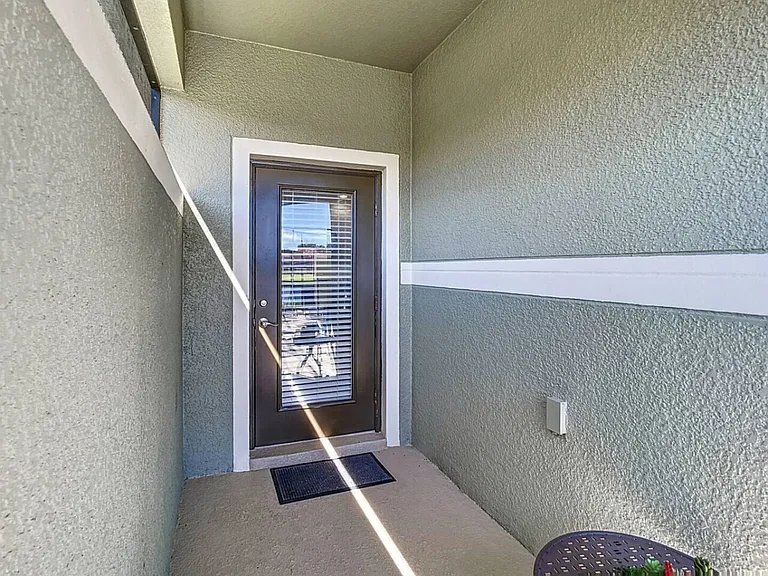 Beach Palm Ave — Photo 49