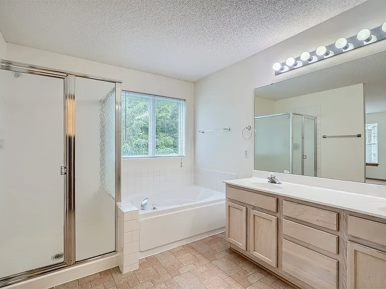 Primary en suite bathroom