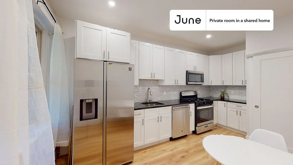 Queen bedroom in 5 bed/2 bath home in Brighton #1403 A — Photo 4