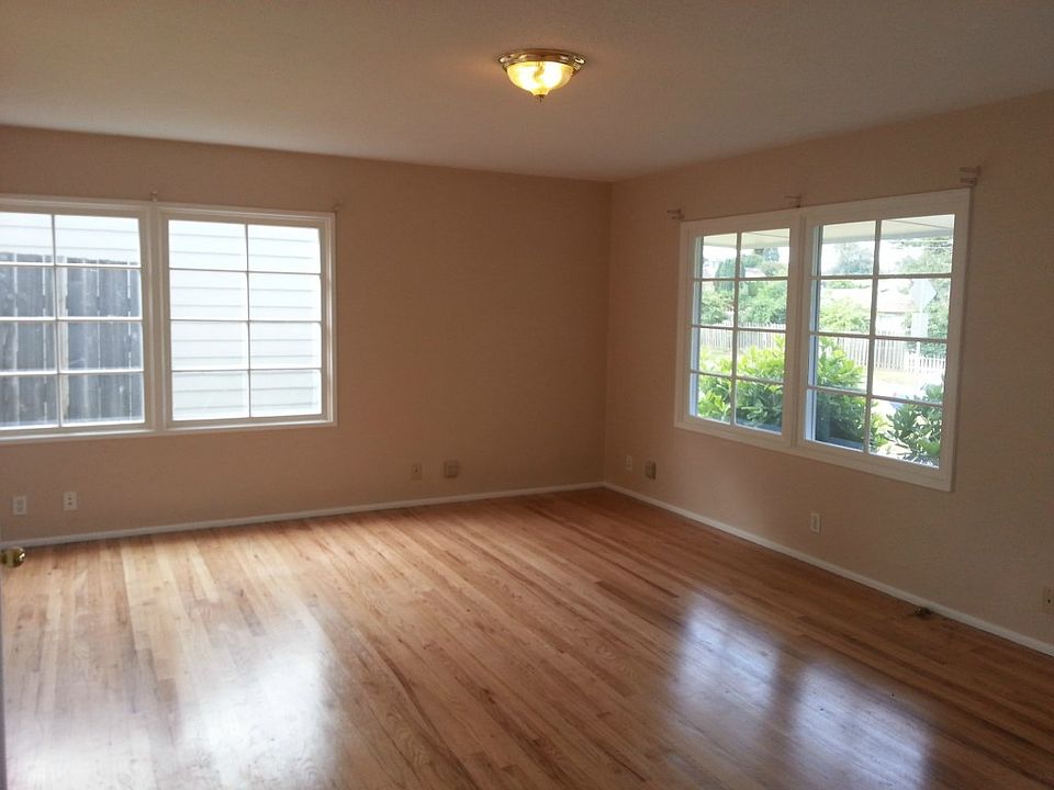 1st image of 428 Wilson St NE