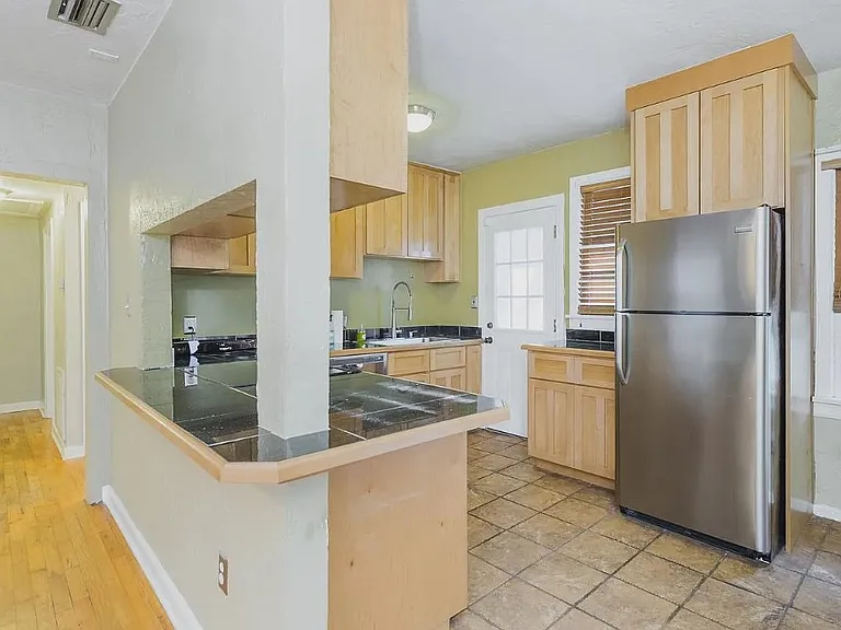 1206 NE 9th St — Photo 11