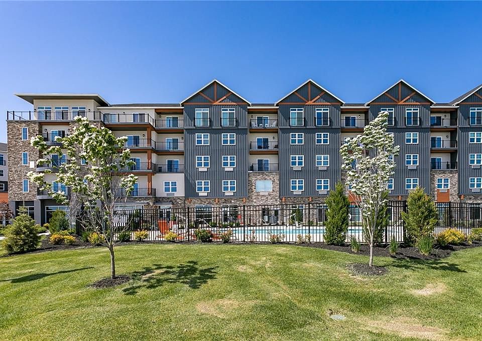 1st image of 205 Lakeshore Dr #418