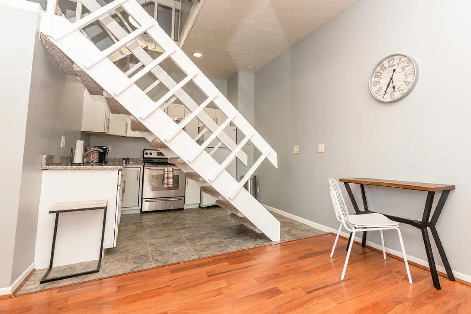 1 bed, 1.0 bath, 914 sqft, $16,175 — Photo 3