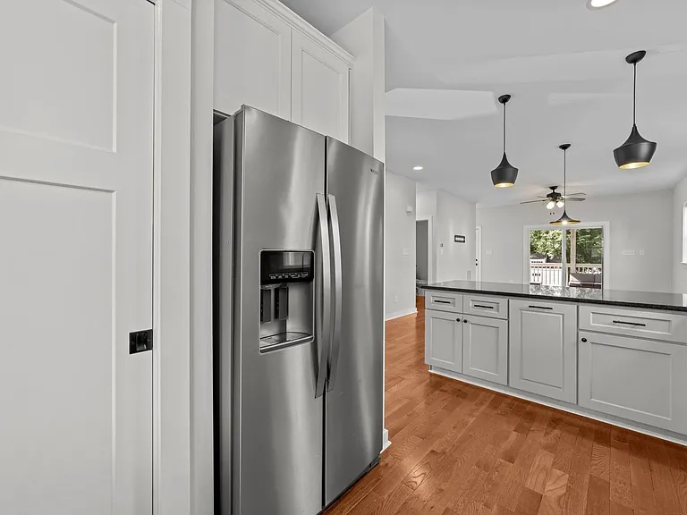 536 E Lenoir St — Photo 8