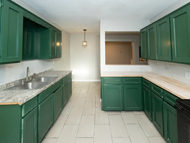 601 Scott Dr — Photo 2
