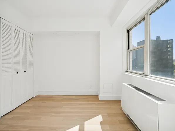 321 East 48th Street image 7 of 9