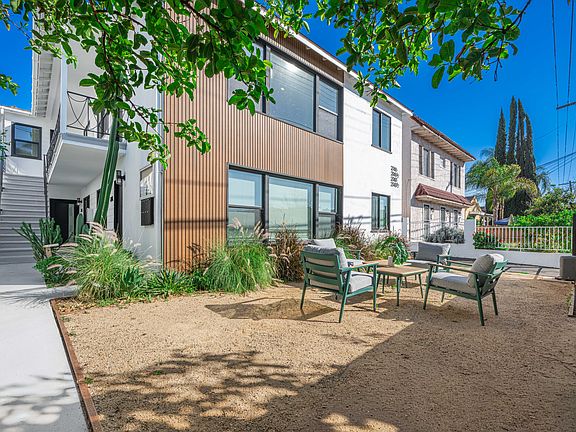 4th image of 2046 S Burnside Ave