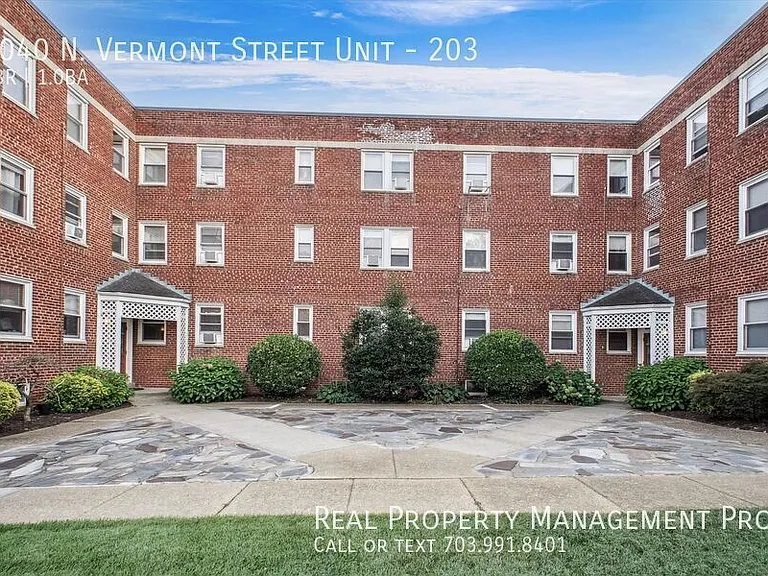 2040 N Vermont St #203 — Photo 1