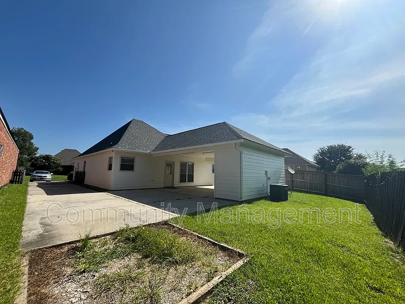 3 bed, 2.0 bath, 1407 sqft, $1,795 — Photo 3