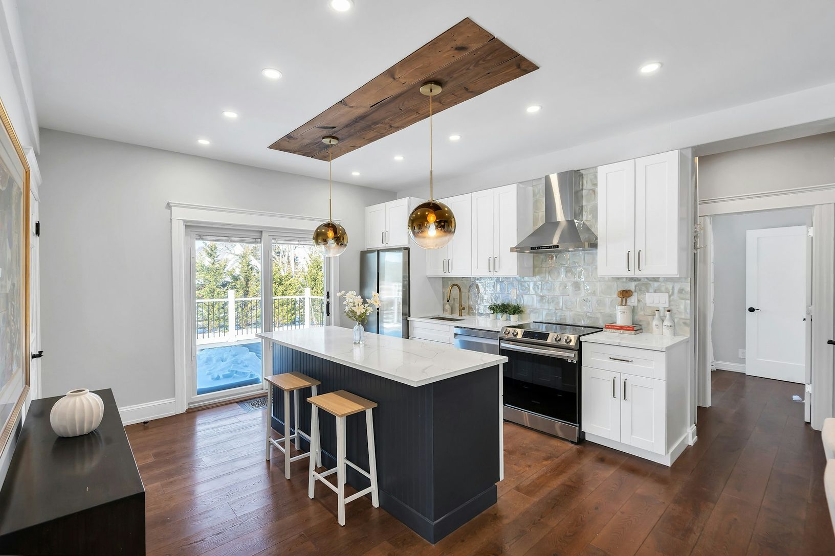  Charming open kitchen with wood details, quartz countertops and 9 FT ceilings.