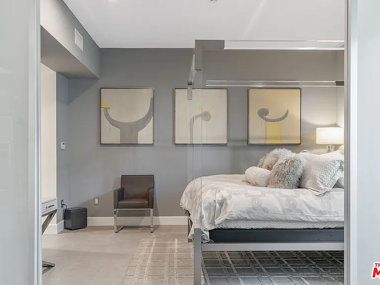 1250 N Harper Ave #302 — Photo 20