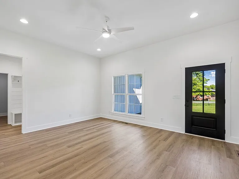 112 Rogers Ave — Photo 11